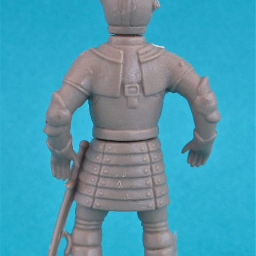 2. Chevalier avec épée et casque ailé.